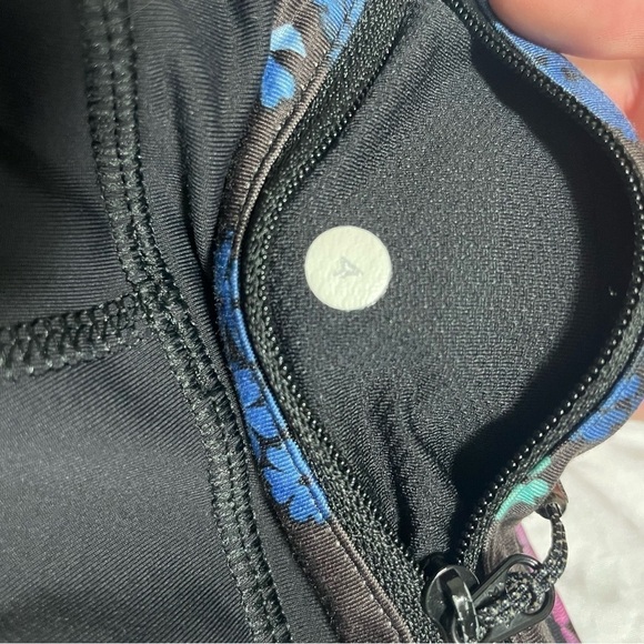 Lululemon Cropped Leggings with Blue Floral Band - Size 4 - Picture 5 of 5